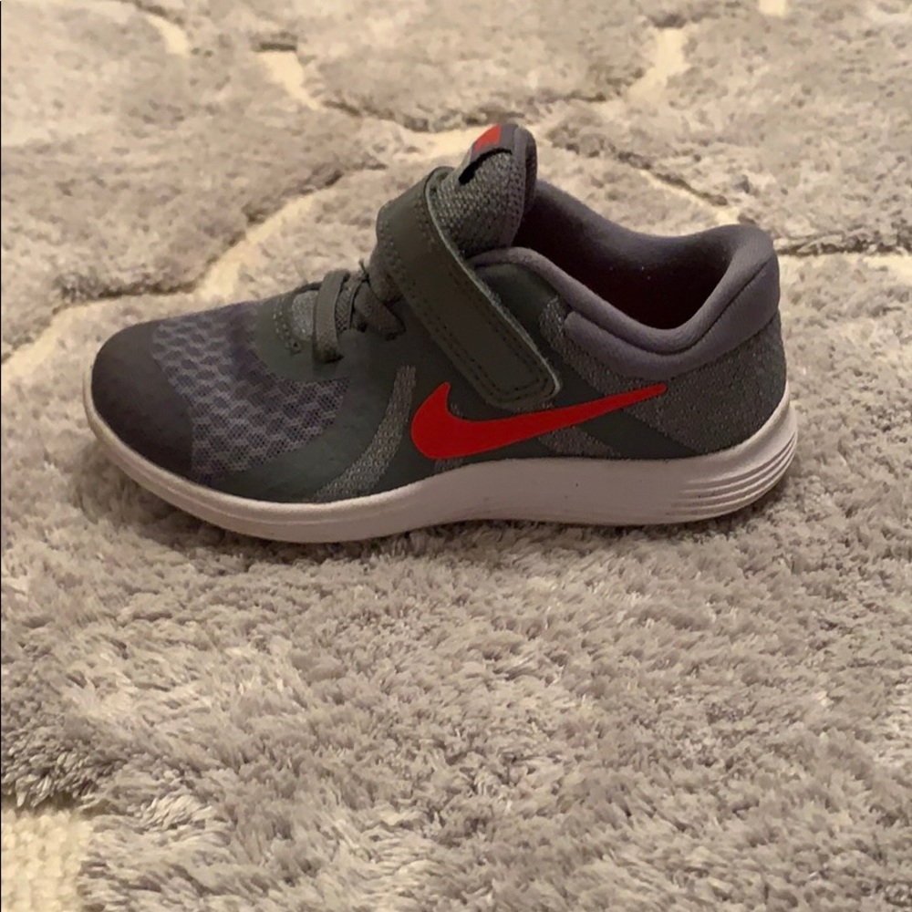 Nike boys shoes 10c